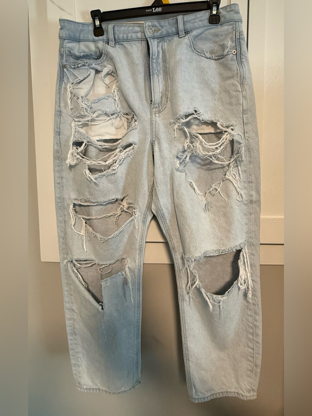 American Eagle Outfitters Light Wash Distressed women’s Jeans